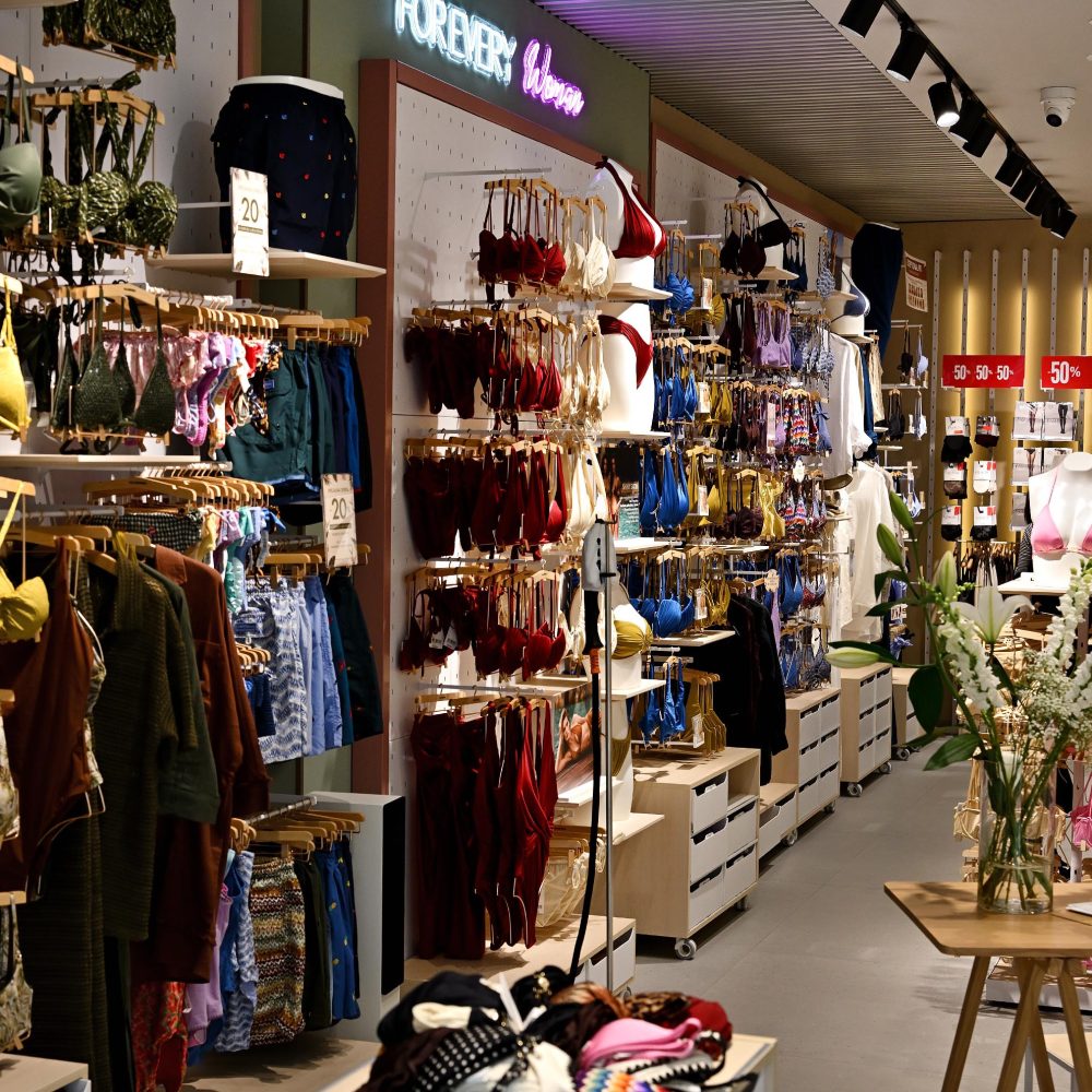 Na zdjęciu widać bieliznę na półkach w salonie Calzedonia w Galerii Echo.