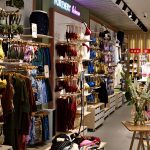 Na zdjęciu widać bieliznę na półkach w salonie Calzedonia w Galerii Echo.