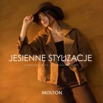Grafika promocyjna marki Molton prezentująca kolekcję „Jesienne stylizacje”. Na tle brązowej drewnianej ścianki pozuje modelka w brązowym kapeluszu, zamszowej kurtce z szerokim kołnierzem, czarnym topie oraz ciemnych spodniach. Na zdjęciu umieszczono białe napisy: główny tytuł „JESIENNE STYLIZACJE”, podtytuł „SKOMPLETUJ SZAFĘ NA CHŁODNIEJSZE DNI” oraz logo marki „MOLTON” u dołu.