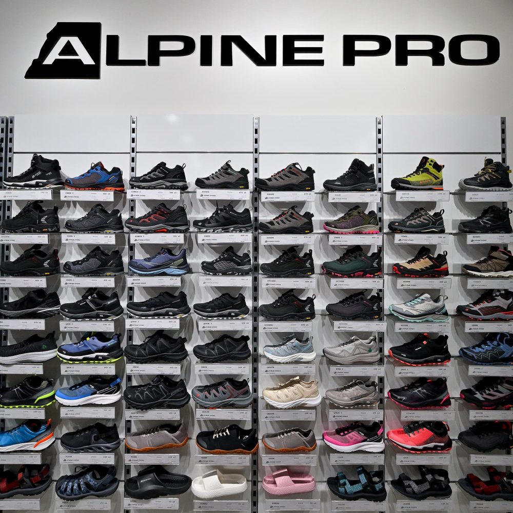 Ściana z ekspozycją profesjonalnego obuwia trekkingowego i sportowego w sklepie Alpine Pro.