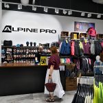 Klientka stojąca przy ladzie kasowej w salonie Alpine Pro w Galerii Echo.