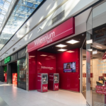 Wejście do sklepu Bank Millennium w Galerii Echo w Kielcach, widok od strony korytarza