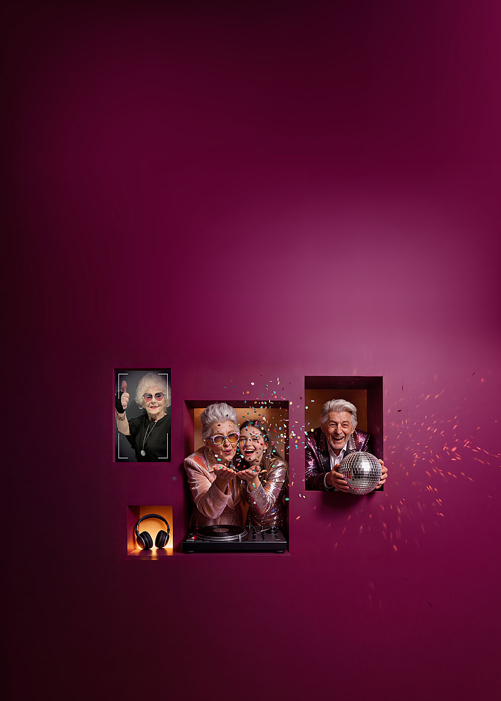 Dwie uśmiechnięte kobiety przy konsoli DJ-skiej rzucające konfetti, obok mężczyzna trzymający kulę dyskotekową oraz grafika starszej kobiety pokazującej kciuk w górę.