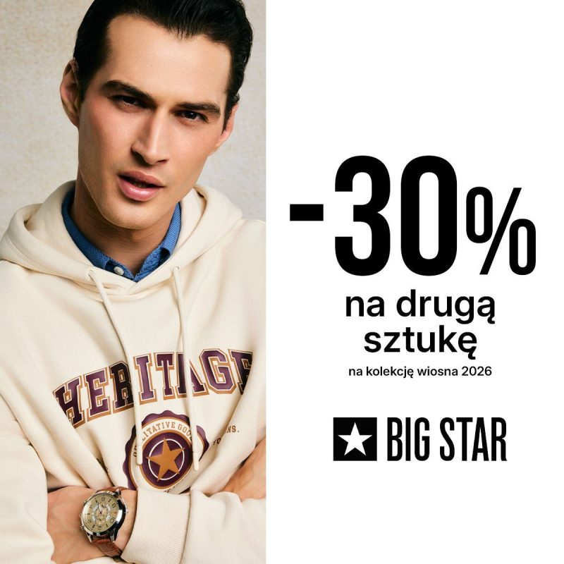 Mężczyzna w jasnej bluzie z kapturem prezentujący promocję -30% na drugą sztukę w Big Star Galeria Echo.