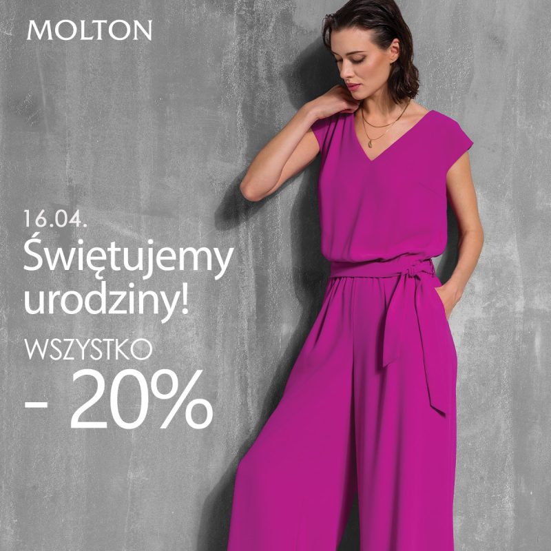 Elegancka kobieta w fioletowym kombinezonie prezentująca ofertę urodzinową Molton w Galerii Echo.