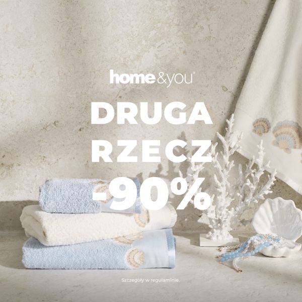 Zdjęcie promocyjne marki home&you ukazujące tekstylia łazienkowe, z informacją o promocji -90% na drugą rzecz.