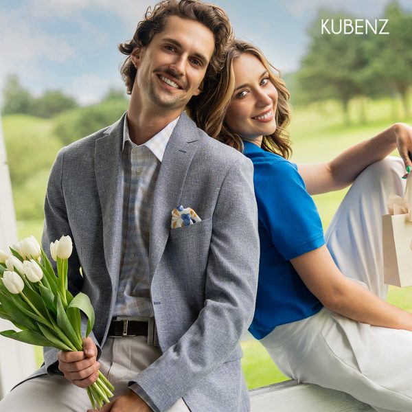 Elegancki mężczyzna w błękitnej marynarce z bukietem tulipanów obok kobiety – kolekcja Kubenz w Galerii Echo.
