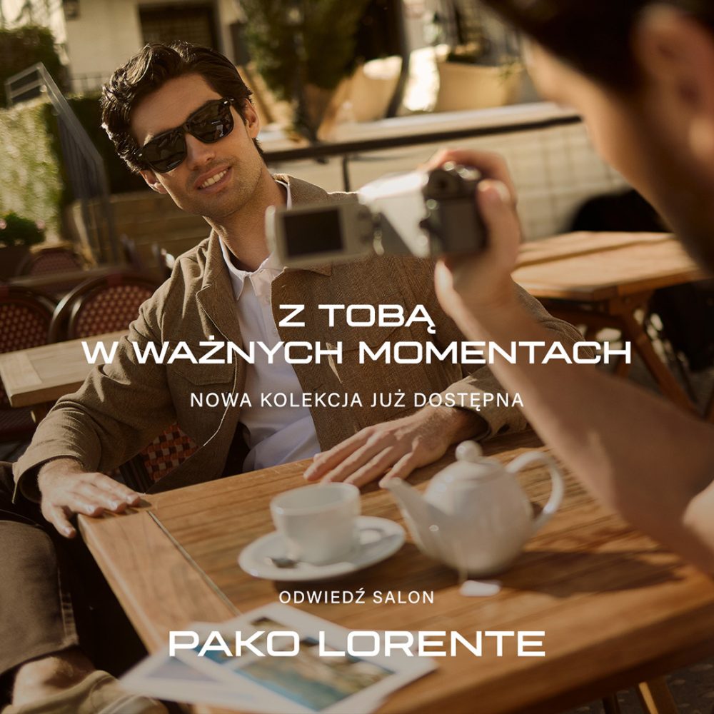 Mężczyzna w okularach przeciwsłonecznych siedzi przy stoliku w kawiarni, fotografowany przez drugą osobę. Na grafice napis: „Z Tobą w ważnych momentach. Nowa kolekcja już dostępna. Odwiedź salon Pako Lorente