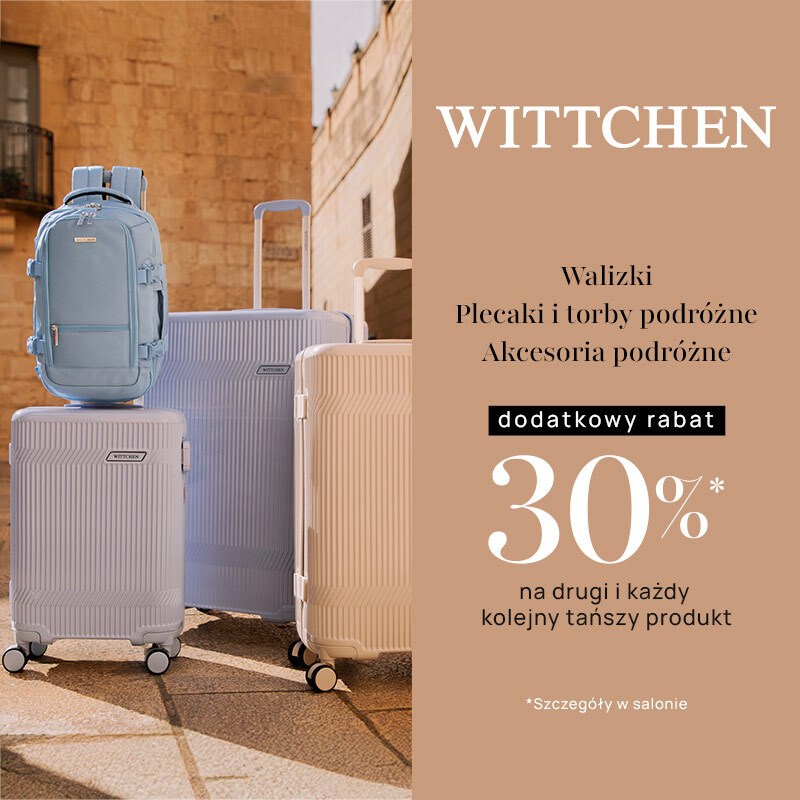 Stylowe jasnoniebieskie walizki i plecak WITTCHEN na tle piaskowej architektury – promocja Travel w Galerii Echo.