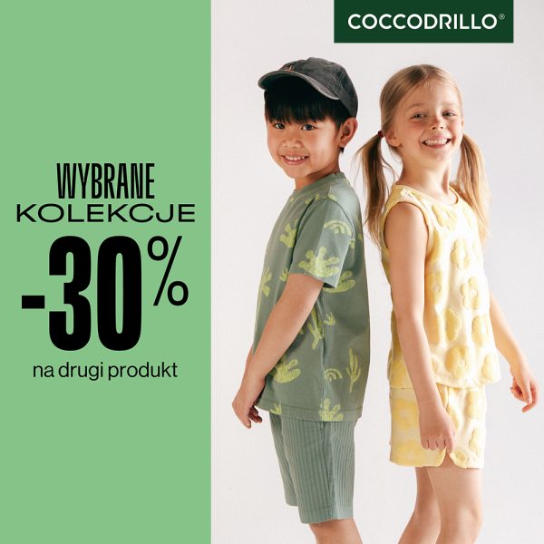 Grafika promocyjna marki Coccodrillo przedstawia dwoje uśmiechniętych dzieci w letnich ubraniach z nowej kolekcji: chłopca w zielonym zestawie z czapką z daszkiem oraz dziewczynkę w żółtym komplecie w kwiaty. Po lewej stronie, na zielonym tle, umieszczono duży napis informujący o rabacie -30% na drugi produkt z wybranych kolekcji.