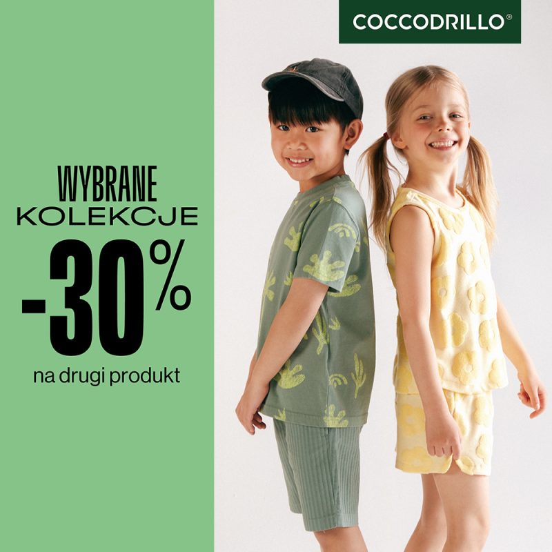 Grafika promocyjna marki Coccodrillo przedstawia dwoje uśmiechniętych dzieci w letnich ubraniach z nowej kolekcji: chłopca w zielonym zestawie z czapką z daszkiem oraz dziewczynkę w żółtym komplecie w kwiaty. Po lewej stronie, na zielonym tle, umieszczono duży napis informujący o rabacie -30% na drugi produkt z wybranych kolekcji.