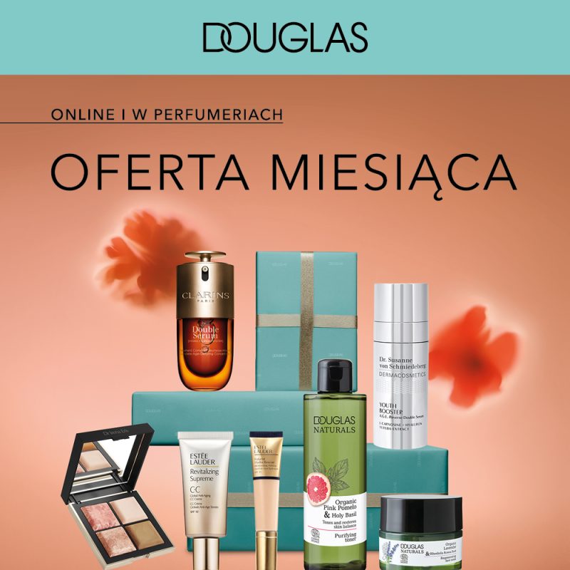 Grafika promocyjna sieci Douglas pod hasłem „OFERTA MIESIĄCA”, przedstawiająca luksusowe kosmetyki do pielęgnacji i makijażu. Na brzoskwiniowym tle wyeksponowano produkty marek Clarins, Estée Lauder oraz Douglas Naturals obok błękitnych pudełek prezentowych. Zdjęcie informuje o dostępności asortymentu w sklepie internetowym oraz w perfumeriach stacjonarnych.