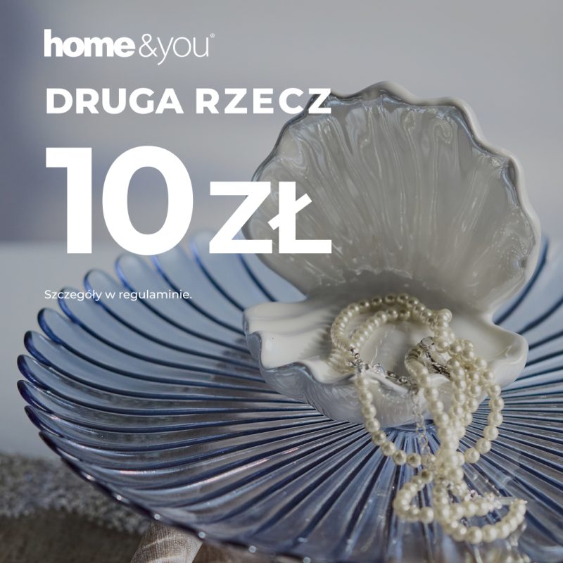Grafika reklamowa przedstawia elegancką, jasną puzderko w kształcie otwartej muszli z perłowym naszyjnikiem w środku, umieszczoną na ozdobnym, błękitnym talerzu ze szkła. W lewym górnym rogu widnieje białe logo marki home&you oraz duży napis informujący o promocji „DRUGA RZECZ 10 zł”.