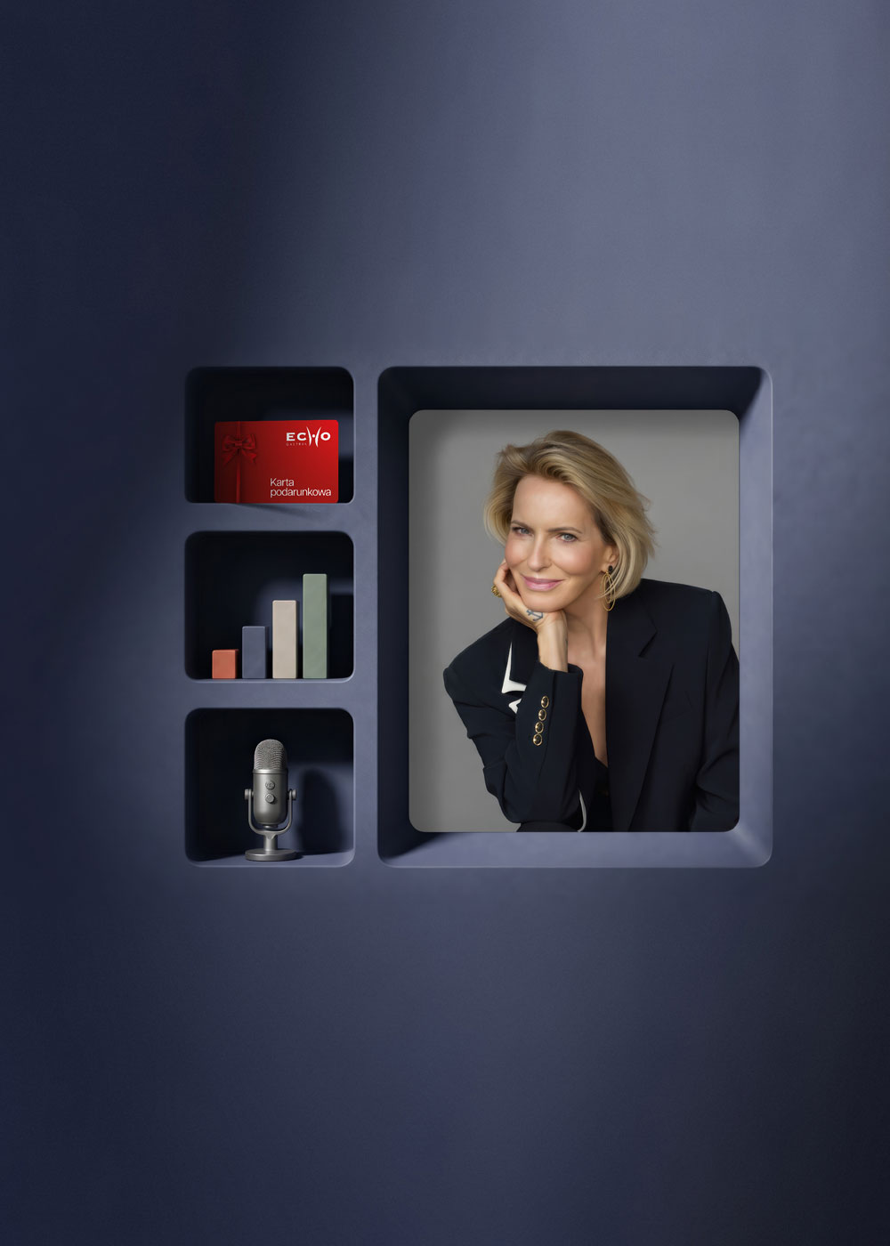 Grafika promocyjna przedstawiająca portret eleganckiej kobiety w granatowej marynarce, opierającej głowę na dłoni. Po lewej stronie widoczne są trzy wnęki z ikonami: karta podarunkowa, wykres słupkowy oraz mikrofon. Całość utrzymana jest w nowoczesnej, stonowanej stylistyce.