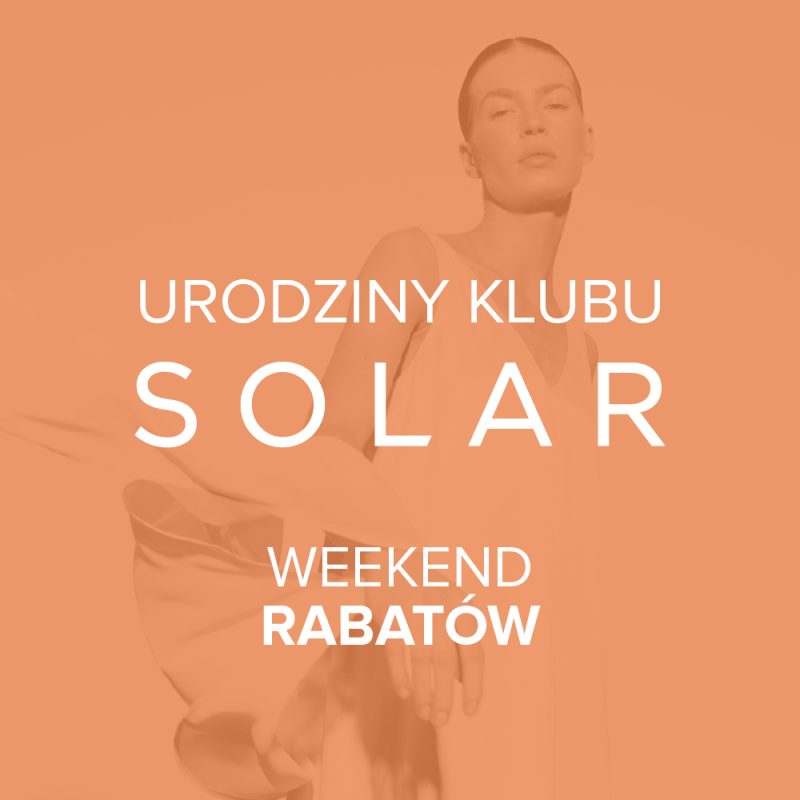 Plakat reklamowy przedstawia artystyczne, pomarańczowe ujęcie kobiety w zwiewnej kreacji, na które nałożono duże napisy informujące o akcji rabatowej. Estetyka grafiki jest minimalistyczna i nowoczesna, podkreślając markowy charakter wydarzenia.