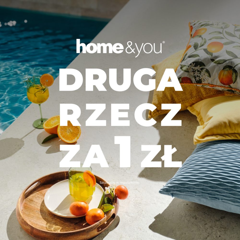 Grafika promocyjna home&you przedstawiająca aranżację przy basenie z dekoracyjnymi poduszkami, drewnianą tacą oraz napojami z cytrusami. Na środku znajduje się informacja o promocji „Druga rzecz za 1 zł”.