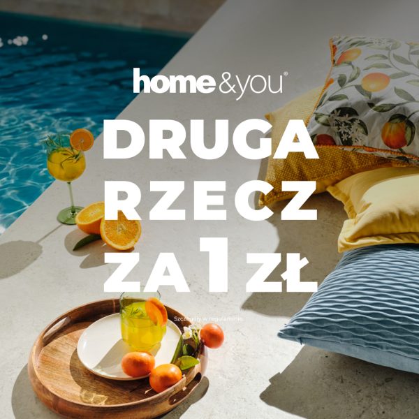 Grafika promocyjna home&you przedstawiająca aranżację przy basenie z dekoracyjnymi poduszkami, drewnianą tacą oraz napojami z cytrusami. Na środku znajduje się informacja o promocji „Druga rzecz za 1 zł”.