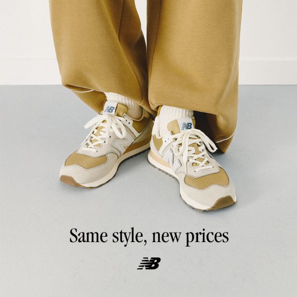 Kwadratowa grafika reklamowa z beżowymi sneakersami New Balance.