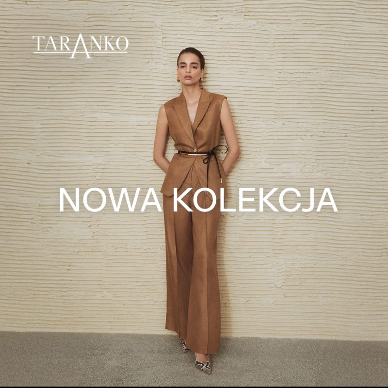 Plakat wizerunkowy marki Taranko przedstawia kobietę w eleganckim, brązowym komplecie składającym się z kamizelki z paskiem oraz szerokich spodni, stojącą na tle teksturowanej ściany. W centralnej części grafiki umieszczono duży, biały napis „NOWA KOLEKCJA”, a w lewym górnym rogu logo marki.