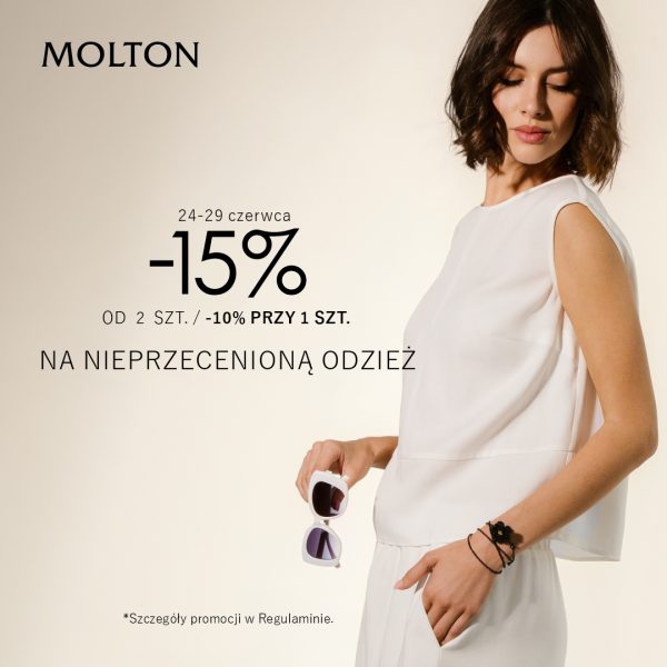 Plakat promocyjny marki Molton przedstawia kobietę w eleganckiej, białej bluzce bez rękawów, trzymającą w dłoni jasne okulary przeciwsłoneczne. Po lewej stronie umieszczono czarne napisy informujące o rabacie „-15% OD 2 SZT. / -10% PRZY 1 SZT. NA NIEPRZECENIONĄ ODZIEŻ” oraz logo marki w lewym górnym rogu.