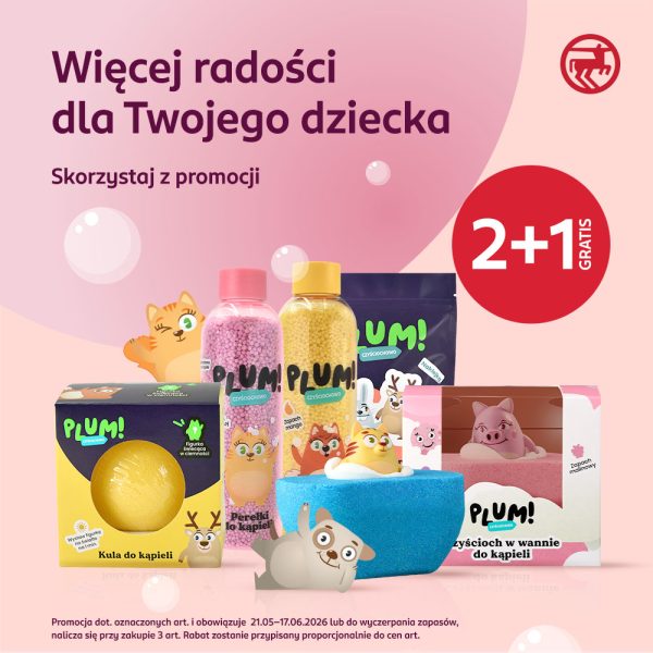Grafika reklamowa sieci Rossmann przedstawia ofertę kosmetyków dziecięcych marki Plum Czyściochowo na jasnoróżowym tle z motywem bąbelków i rysunkowych zwierząt. Na zdjęciu wyeksponowano kolorowe produkty do kąpieli, takie jak kula, perełki oraz mydełka, a w górnej części umieszczono duże hasło promocyjne „2+1 GRATIS”.