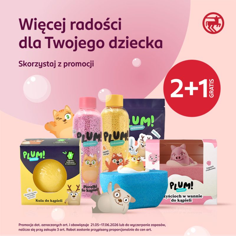 Grafika reklamowa sieci Rossmann przedstawia ofertę kosmetyków dziecięcych marki Plum Czyściochowo na jasnoróżowym tle z motywem bąbelków i rysunkowych zwierząt. Na zdjęciu wyeksponowano kolorowe produkty do kąpieli, takie jak kula, perełki oraz mydełka, a w górnej części umieszczono duże hasło promocyjne „2+1 GRATIS”.
