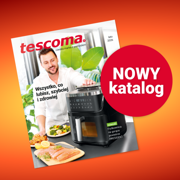 Grafika przedstawia okładkę letniego katalogu marki Tescoma na pomarańczowym tle, na której widnieje mężczyzna przygotowujący posiłek z użyciem nowoczesnej frytkownicy beztłuszczowej. Po prawej stronie umieszczono duże, czerwone koło z białym napisem „NOWY katalog”, zwracające uwagę na premierę nowej publikacji.