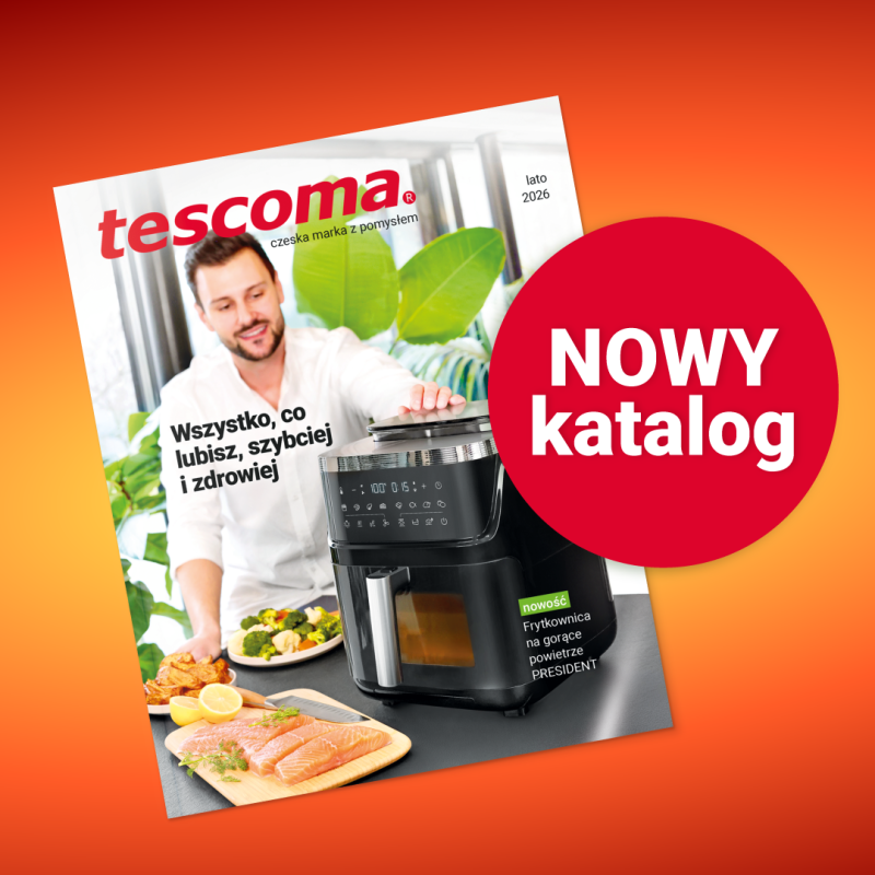 Grafika przedstawia okładkę letniego katalogu marki Tescoma na pomarańczowym tle, na której widnieje mężczyzna przygotowujący posiłek z użyciem nowoczesnej frytkownicy beztłuszczowej. Po prawej stronie umieszczono duże, czerwone koło z białym napisem „NOWY katalog”, zwracające uwagę na premierę nowej publikacji.