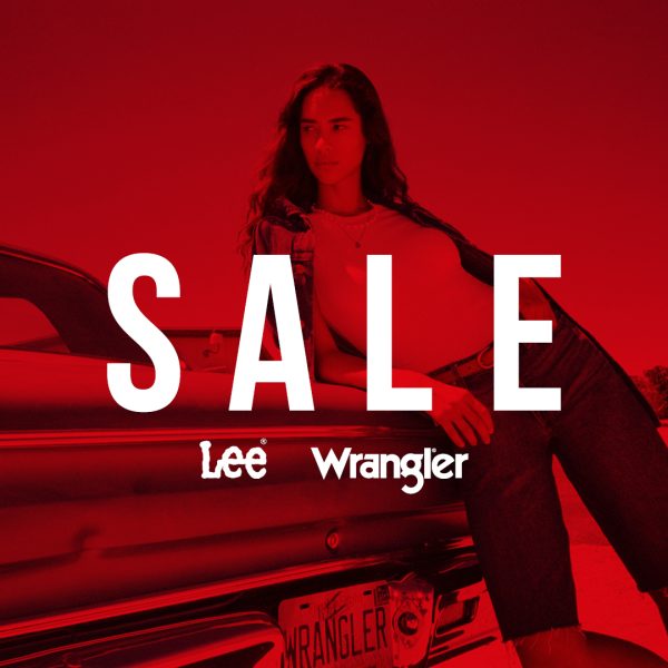 Grafika promocyjna wyprzedaży Lee i Wrangler – kobieta oparta o samochód na czerwonym tle, z dużym napisem SALE oraz logotypami marek Lee i Wrangler.