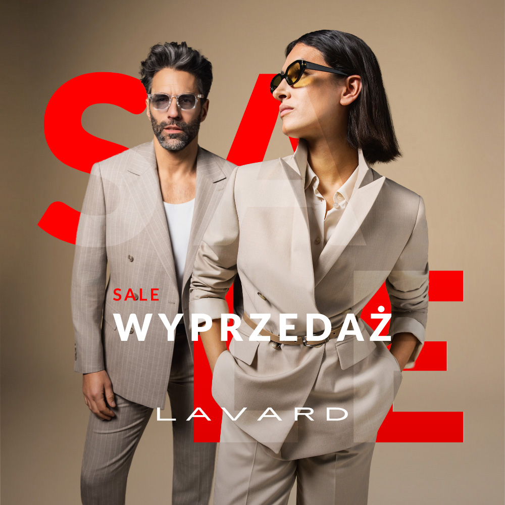 Plakat promocyjny marki Lavard przedstawia kobietę i mężczyznę w eleganckich, jasnobeżowych garniturach oraz okularach przeciwsłonecznych, pozujących na gładkim tle. W tle wyróżnia się duży, jaskrawoczerwony napis „SALE”, a na pierwszym planie umieszczono białe hasło „WYPRZEDAŻ” wraz z logo marki.