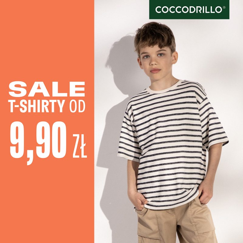 Grafika promocyjna marki Coccodrillo, po lewej stronie widać informacje o Sale T-Shirty od 9,99 zł, po prawej stronie widoczny jest chłopiec z koszulce w paski.