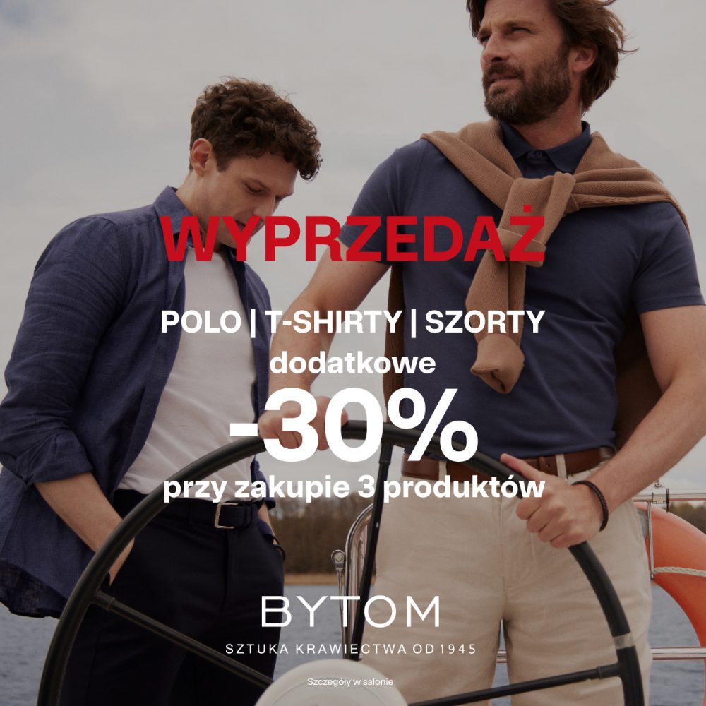 Grafika promocyjna marki Bytom przedstawia dwóch mężczyzn na jachcie, z których jeden trzyma koło sterowe, ubranych w elegancką odzież casualową. Na pierwszym planie nałożono napisy informujące o wyprzedaży asortymentu „POLO | T-SHIRTY | SZORTY” z dodatkowym rabatem „-30% przy zakupie 3 produktów”