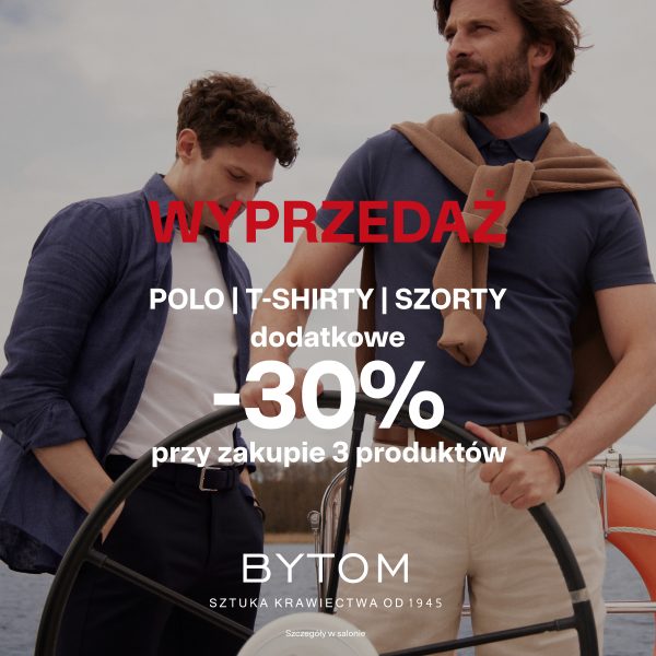 Grafika promocyjna marki Bytom przedstawia dwóch mężczyzn na jachcie, z których jeden trzyma koło sterowe, ubranych w elegancką odzież casualową. Na pierwszym planie nałożono napisy informujące o wyprzedaży asortymentu „POLO | T-SHIRTY | SZORTY” z dodatkowym rabatem „-30% przy zakupie 3 produktów”