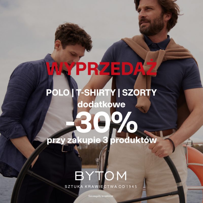 Grafika promocyjna marki Bytom przedstawia dwóch mężczyzn na jachcie, z których jeden trzyma koło sterowe, ubranych w elegancką odzież casualową. Na pierwszym planie nałożono napisy informujące o wyprzedaży asortymentu „POLO | T-SHIRTY | SZORTY” z dodatkowym rabatem „-30% przy zakupie 3 produktów”