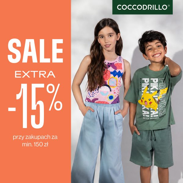 Grafika reklamowa marki Coccodrillo informuje o promocji „SALE EXTRA -15% przy zakupach za min. 150 zł”. Po prawej stronie zdjęcia zaprezentowano dwoje uśmiechniętych dzieci w letnich ubraniach z kolekcji marki – dziewczynkę w kolorowym topie i jasnoniebieskich spodniach oraz chłopca w zielonej koszulce z motywem Pikachu i dopasowanych szortach.