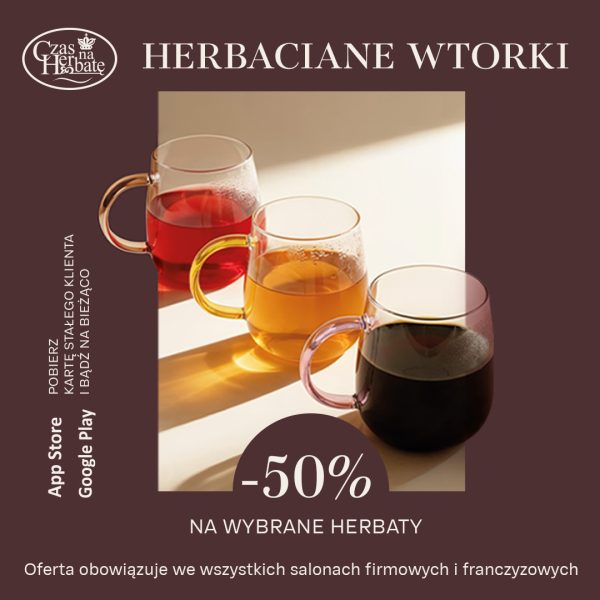 Grafika z napisem „HERBACIANE WTORKI” prezentuje ofertę zniżkową -50% na wybrane herbaty dla posiadaczy karty stałego klienta. Wizualna strona reklamy ukazuje trzy szklanki z herbatą o różnych odcieniach, ułożone diagonalnie w pełnym słońcu na brązowym tle.