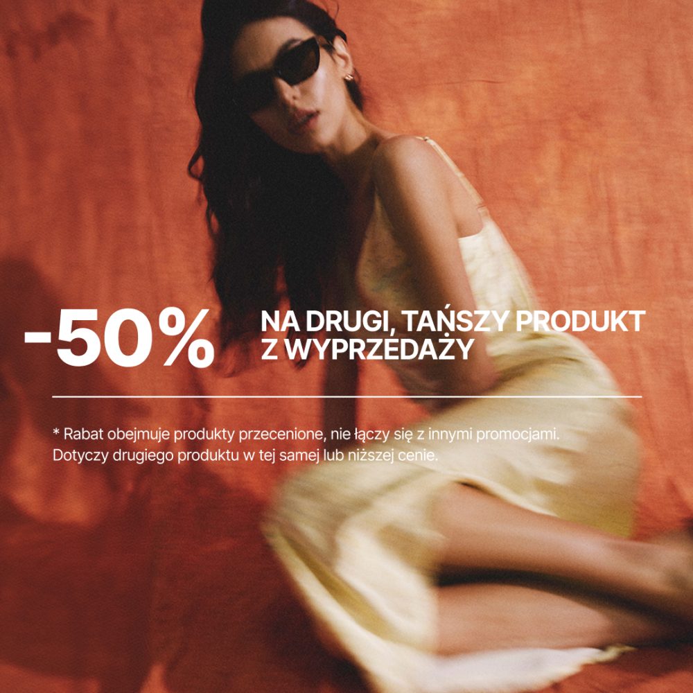 Grafika reklamowa marki Diverse informuje o promocji „-50% na drugi, tańszy produkt z wyprzedaży”. W tle widoczna jest kobieta w okularach przeciwsłonecznych i jasnej letniej sukience, pozująca na ciepłym, pomarańczowym tle.