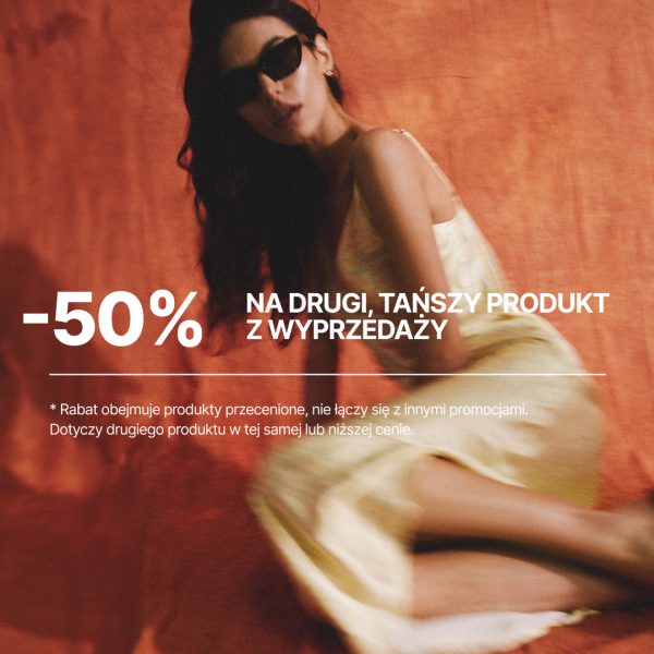 Grafika reklamowa marki Diverse informuje o promocji „-50% na drugi, tańszy produkt z wyprzedaży”. W tle widoczna jest kobieta w okularach przeciwsłonecznych i jasnej letniej sukience, pozująca na ciepłym, pomarańczowym tle.