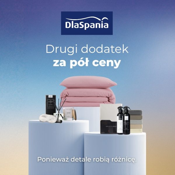 Grafika promocyjna salonu DlaSpania przedstawia akcesoria sypialniane, takie jak różowa pościel, poduszka, zapachy domowe, maska na oczy oraz tekstylia, wyeksponowane na białych podestach na tle błękitno-złotego gradientu. Nad produktami widnieje logo marki oraz biały napis oferujący promocję „Drugi dodatek za pół ceny” z dopiskiem na dole „Ponieważ detale robią różnicę”.