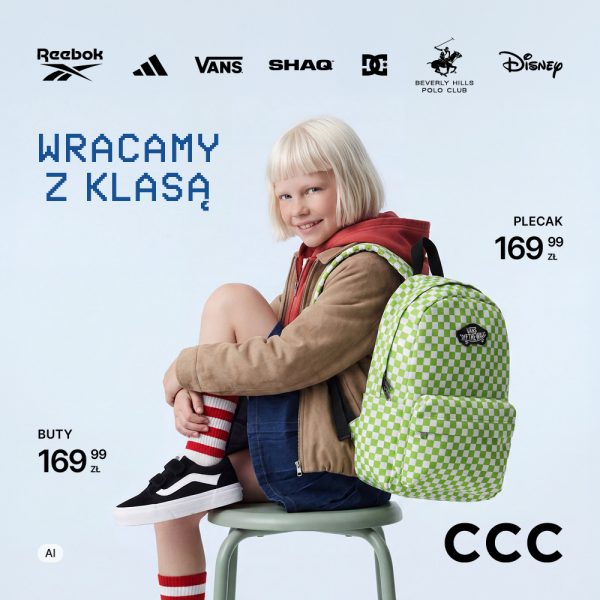 Plakat promocyjny dziecięcej kolekcji CCC Back to School na jasnobłękitnym tle. Krótkowłose dziecko w beżowej kurtce siedzi na stołku, ubrane w czarne trampki Vans (cena 169,99 zł) oraz z plecakiem Vans w szachownicę z zielonymi i białymi elementami (cena 169,99 zł). U góry po lewej napis WRACAMY Z KLASĄ i logotypy marek: Reebok, adidas, VANS, SHAQ, DC, Beverly Hills Polo Club oraz Disney. W prawym dolnym rogu duże czarne logo CCC.