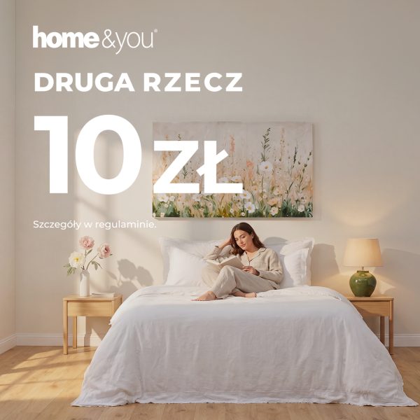 Baner promocyjny marki home&you. Przeszkolone, jasne pomieszczenie z łóżkiem w białej pościeli, na którym siedzi kobieta. U góry widnieje białe logo home&you oraz duży napis DRUGA RZECZ 10 ZŁ.