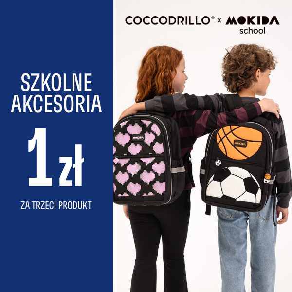 Plakat promocyjny akcji szkolnej Coccodrillo x Mokida School w Galerii Echo. Po lewej stronie na granatowym tle umieszczono duże białe napisy: SZKOLNE AKCESORIA, ogromną cyfrę 1 zł oraz napis ZA TRZECI PRODUKT. Po prawej stronie widać dziewczynkę i chłopca stojących tyłem i obejmujących się, z założonymi na plecy wzorzystymi plecakami marki Mokida. U góry widnieje czarne logo COCCODRILLO x MOKIDA school.