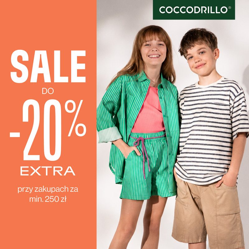 Plakat promocyjny wyprzedaży w salonie Coccodrillo w Galerii Echo. Po lewej stronie na pomarańczowym tle widnieją duże białe napisy: SALE DO -20% EXTRA przy zakupach za min. 250 zł. Po prawej stronie widać uśmiechniętą dziewczynkę w zielonym komplecie w paski i różowym topie oraz chłopca w paski i beżowych spodenkach. W prawym górnym rogu znajduje się ciemnozielone logo COCCODRILLO.