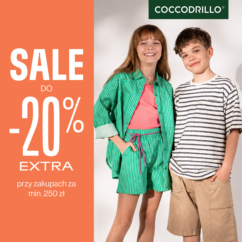 Plakat promocyjny wyprzedaży w salonie Coccodrillo w Galerii Echo. Po lewej stronie na pomarańczowym tle widnieją duże białe napisy: SALE DO -20% EXTRA przy zakupach za min. 250 zł. Po prawej stronie widać uśmiechniętą dziewczynkę w zielonym komplecie w paski i różowym topie oraz chłopca w paski i beżowych spodenkach. W prawym górnym rogu znajduje się ciemnozielone logo COCCODRILLO.