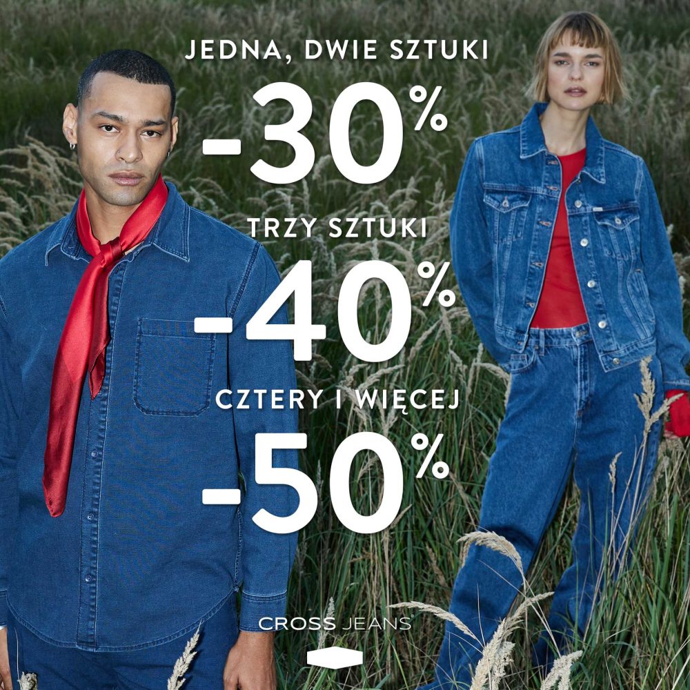 Plakat promocyjny marki Cross Jeans w Galerii Echo. Na tle wysokich traw stoją mężczyzna w jeansowej koszuli z czerwoną chustą oraz kobieta w jeansowej kurtce i spodniach z czerwonym topem. Na środku umieszczono duże białe napisy informujące o progach rabatowych: JEDNA, DWIE SZTUKI -30%, TRZY SZTUKI -40%, CZTERY I WIĘCEJ -50%, a na dole znajduje się logo CROSS JEANS.