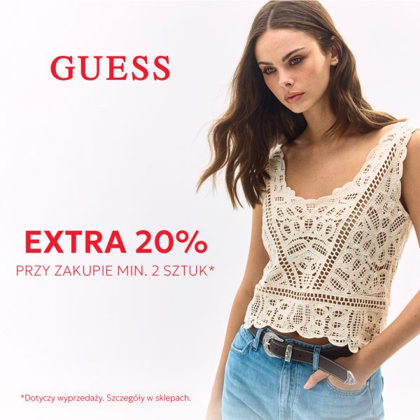 Grafika promocyjna marki Guess przedstawia modelkę w jasnym, ażurowym topie i jeansach z ozdobnym paskiem na białym tle. Obok niej umieszczono czerwone napisy z logo marki oraz informacją o ofercie „EXTRA 20% PRZY ZAKUPIE MIN. 2 SZTUK*”, z dopiskiem na dole, że promocja dotyczy wyprzedaży.