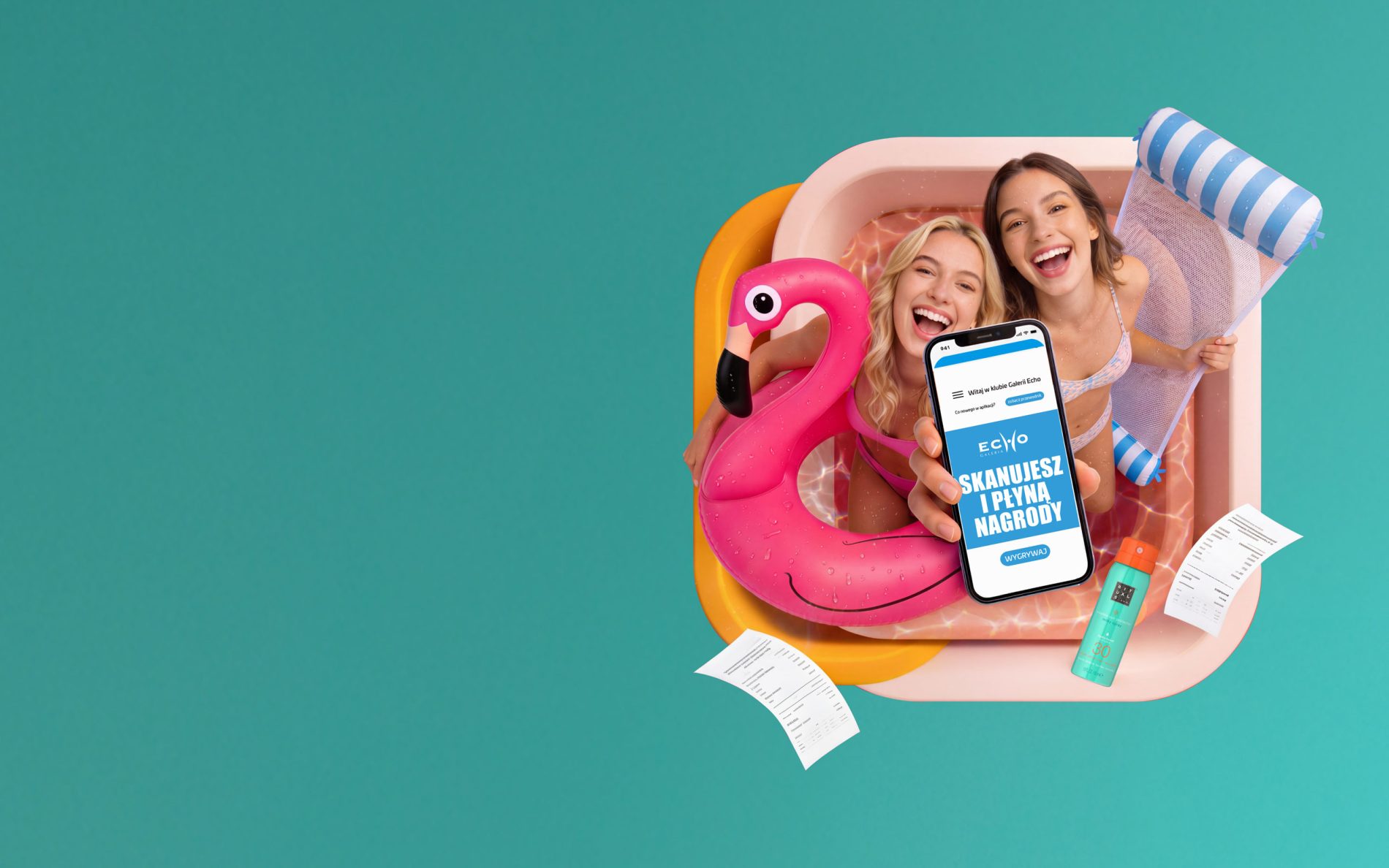 Letnia grafika reklamowa ukazuje z lotu ptaka dwie radosne młode kobiety w basenie pełnym dmuchanych akcesoriów kąpielowych. Centralnym punktem obrazu jest trzymany w dłoni telefon komórkowy wyświetlający aplikację lojalnościową Galerii Echo, otoczony motywami zakupowymi i wakacyjnymi kosmetykami.