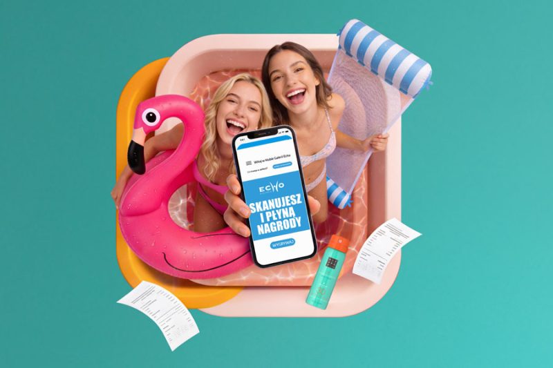 Grafika promocyjna przedstawia dwie uśmiechnięte dziewczyny w strojach kąpielowych, które bawią się w basenie ogrodowym z dmuchanym flamingiem i materacem. Na pierwszym planie widoczny jest smartfon z uruchomioną aplikacją Klubu Galerii Echo i hasłem „SKANUJESZ I PŁYNĄ NAGRODY”, obok którego unoszą się paragony sklepowe oraz kosmetyk do opalania.