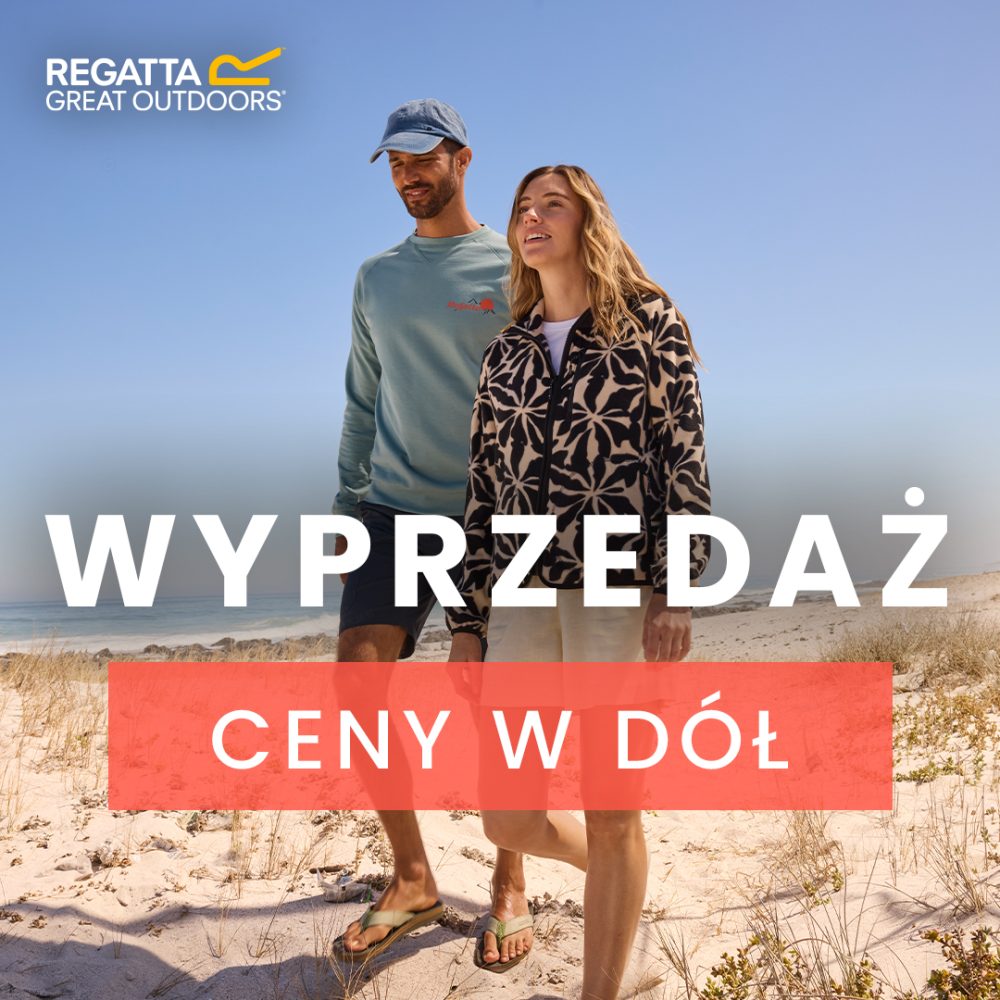 Grafika reklamowa marki Regatta Great Outdoors informuje o wyprzedaży pod hasłem „WYPRZEDAŻ CENY W DÓŁ”. Zdjęcie w tle przedstawia kobietę i mężczyznę w odzieży outdoorowej, spacerujących po piaszczystej plaży w słoneczny dzień.