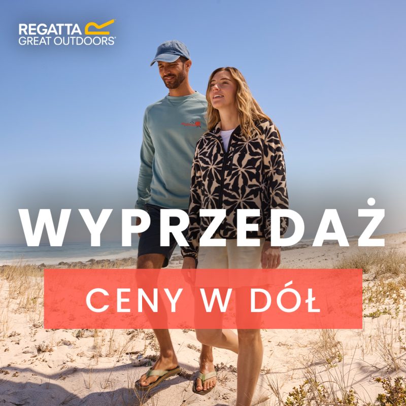 Grafika reklamowa marki Regatta Great Outdoors informuje o wyprzedaży pod hasłem „WYPRZEDAŻ CENY W DÓŁ”. Zdjęcie w tle przedstawia kobietę i mężczyznę w odzieży outdoorowej, spacerujących po piaszczystej plaży w słoneczny dzień.